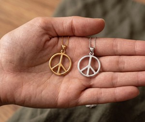 Colgante de Plata de Ley 925 con Símbolo de Paz, Bañado en Oro, Colgante Minimalista Personalizado con Círculo, Joyería con Signo de Paz - Product Image 5