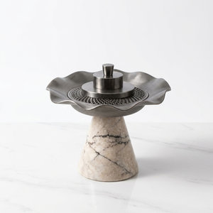 Élégant brûleur d'encens en étain sur socle en résine veinée, avec un rebord ondulé en forme de lotus et un détail d'insertion en maille. - Product Image 2