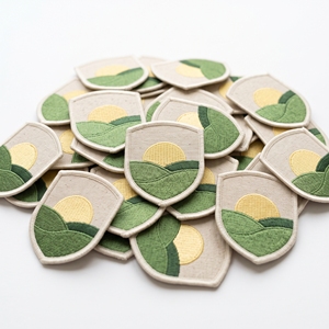 Parche Bordado Shield Green Hills, Insignias Sunrise, Escudo de Paisaje Enrollable Directo de Fábrica para Ropa de Exterior - Product Image 1