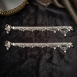 Chaîne de cheville élégante DIVYORO en argent - Product Image 4