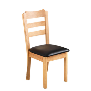 Chaise de salle à manger en bois clair durable avec dossier à lattes et assise rembourrée en vinyle noir (design de style restaurant) - Product Image 1