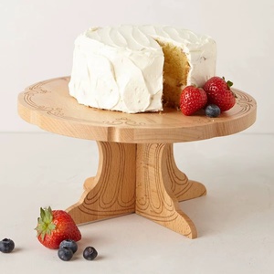 Soporte de pastel de madera de arce con detalles grabados Diseño de pedestal resistente Acabado elegante Perfecto para exhibición de postres y decoración del hogar - Product Image 1