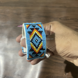 Bracelet jonc artisanal en résine et lucite pour femme, motif marbré jaune menthe |   Bijoux de mode tendance et imposants pour les soirées - Product Image 2