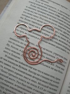 Marque-page élégant en cuivre avec construction métallique durable pour la lecture de livres, de magazines et de agendas - Product Image 1