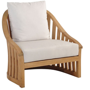 La chaise Antoine en teck, fabriquée en bois de teck massif et dotée de coussins confortables et durables de couleur ivoire. - Product Image 3