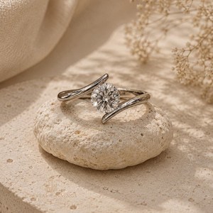 Anillo de Compromiso de Moissanita de 1 Quilate, Corte Solitario de 6.5mm, Plata de Ley 925 con Baño de Rodio, Anillo Minimalista de Promesa para Boda o Fiesta - Product Image 1