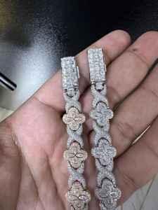 Pulsera de Plata 925 Chapada en Oro con Trébol y Moissanita, Regalo para Mujer, Mamá, Aniversario - Product Image 3