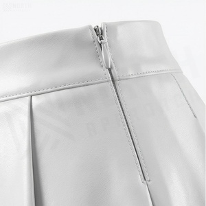 Jupe mini plissée pour femme en similicuir PU satiné brillant, couleur unie, taille normale, style toutes saisons - Product Image 4