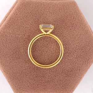 Bague Solitaire Quotidienne Émeraude Blanche Éblouissante en Or Massif, Bijou Unique pour Elle - Product Image 4