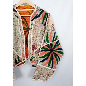 Chaqueta vintage para mujer 100% Kantha, hecha a mano en India, estilo bohemio con bordado, cierre abierto, chaquetas a la moda con estampado floral. - Product Image 3