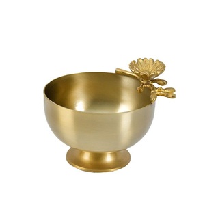 ชามทรงสูงตกแต่งสไตล์โมเดิร์น ผิวเงินขัดลายกระจก พร้อมฐานวงแหวนสีทองเชื่อมต่อกัน สำหรับตกแต่งบ้านและโรงแรม - Product Image 5