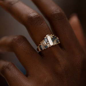 Anillo de barra con diamantes talla baguette azules y blancos, de oro macizo, ideal como regalo de boda o para fiestas, joyería elegante para ella, anillo llamativo. - Product Image 4