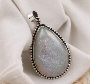 Colgante al por mayor vintage de plata de ley 925 chapada en platino con engaste de bisel de piedra natural Durtz hecha a mano y con puntos - Product Image 1