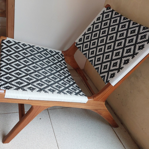 Sillón tejido a mano con motivos étnicos para sala de estar y terraza, diseño moderno en blanco y negro - Product Image 6
