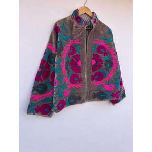 Chaqueta de terciopelo gris de lujo para mujer, bordada a mano con motivos florales coloridos, estilo bohemio hippie, ropa exterior de otoño para mujer - Product Image 5
