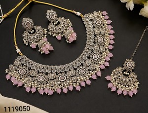 Parure de collier ras-du-cou de mariée Kundan ethnique traditionnelle indienne, plaqué or, motif floral, strass en cristal, perles vert menthe - Product Image 2