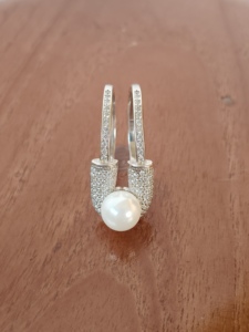 Bague de cocktail pour femme en argent sterling 925, géométrique, ouverte, avec perle et pavé de diamants, classique, élégante et minimaliste, pour soirée - Product Image 2