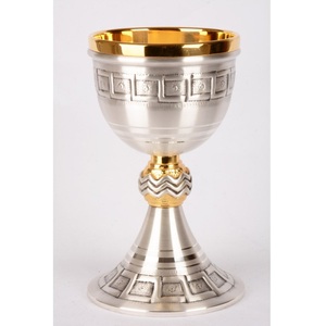 Cáliz y Ciborio de Metal con Estilo Religioso Refinado para la Comunión y las Funciones Eucarísticas - Product Image 1