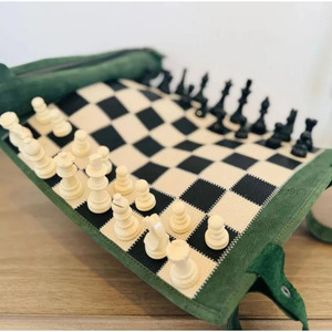 Juego de ajedrez enrollable de cuero verde con bolsa de almacenamiento con cremallera, tablero de juego de estrategia portátil y piezas modernas para jugar en viajes. - Product Image 6