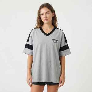 Camiseta de Manga Corta con Cuello en V Gris para Mujer, Marca Hawk Eye, con Franjas Negras, Corte Holgado, Jersey de Algodón, Estampado Casual con Logotipo, Primavera Verano - Product Image 3