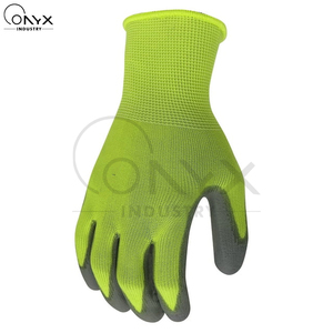 Gants anti-coupure gris avec détails noirs, gants de sécurité, protection des mains, vêtements de travail pour usage industriel - Product Image 2