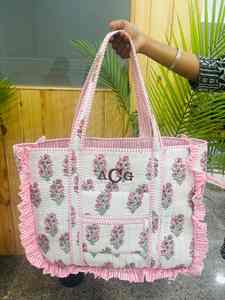 Bolso tote grande de algodón acolchado con volantes, estampado en bloques, elegante para mujer, con nombre personalizado, estilo boho, para la piscina o uso diario. - Product Image 2