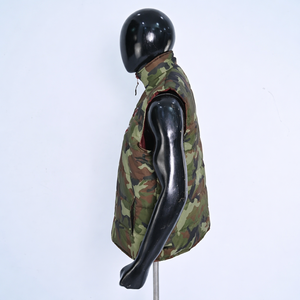 Chaleco acolchado sin mangas para hombre de alta calidad, diseñado para brindar calidez y comodidad con aislamiento ligero. Chaleco con logotipo personalizado. - Product Image 6