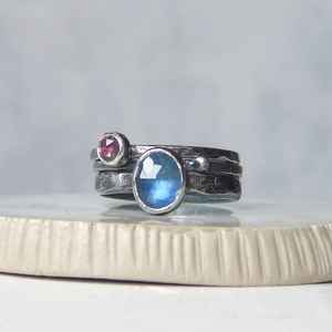 แหวนซ้อนทองคำแท้ 14K ประดับไพลินสีชมพูและสีน้ำเงินสุดหรู ขนาด 6.5  งานแฮนด์เมด ปราศจากนิกเกิล สำหรับผู้หญิง - Product Image 5