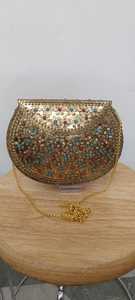 Bolso de mano vintage cuadrado de latón con mosaico metálico, estilo moderno, con cadena artesanal y adornos de piedras de colores. - Product Image 2