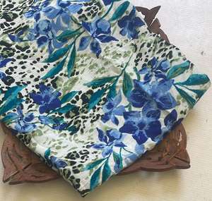 Tissu en coton floral léger et doux – Matière de qualité supérieure pour la confection de Kurti, de costumes, de chemises, de projets de couture DIY et de projets textiles - Product Image 1
