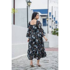 Elegante Vestido de Noche de Georgette con Hermoso Estampado Floral Digital - Product Image 4