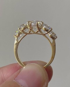 แหวนเพชรโมอิสซาไนต์ทรงกลมประดับห้าเม็ด ชุบทองสำหรับผู้หญิง เงินแท้ 925 ของแท้ ของขวัญแทนคำมั่นสัญญาสำหรับคู่รัก - Product Image 4