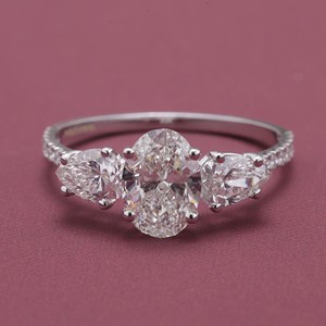 Bague de fiançailles/mariage à trois pierres en diamant de laboratoire taille ovale certifié IGI, or massif 18 carats rhodié, cadeaux d'anniversaire et de fête - Product Image 1