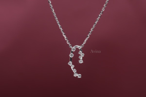 Colgante de Diamante Redondo Cultivado en Laboratorio con Certificación IGI, Curva Abierta, en Oro Blanco/Rosa y Amarillo de 18K |   Elegante colgante de diamantes redondos finos - Product Image 4