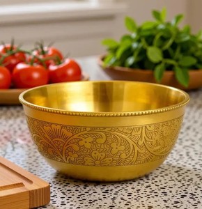 Cuenco de latón pulido utilizado para decorar mesas en eventos culturales o como parte de conjuntos de regalos espirituales. - Product Image 2