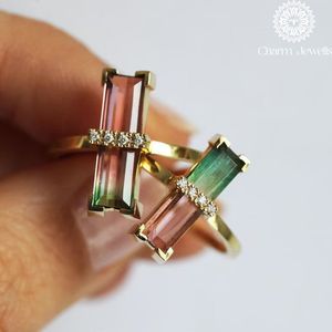 Bague de fiançailles classique pour femme en or rose plaqué or 18 carats avec moissanite taille coussin et sertissage à griffes - Product Image 2