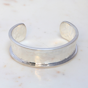 Brazalete de Latón Pulido Hecho a Mano - Brazalete Abierto Ajustable Minimalista para Hombre y Mujer - Joyería de Metal Martillado - Product Image 2