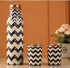 Botella de Agua de Cobre Premium con Diseño Chevron y Vasos a Juego, Juego de Botella de Cobre de Lujo con 2 Tazas para el Hogar y el Trabajo - Product Image 1