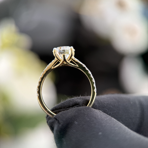 Anillo de Compromiso de Oro Amarillo de 14K con Diamante Cultivado en Laboratorio de Corte Redondo de 1.50 Quilates, Color D, Claridad VVS2, Certificado IGI, Anillo Solitario con Banda Pavé - Product Image 4