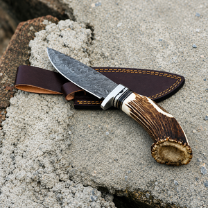 Cuchillo de hoja fija de acero de Damasco hecho a mano con mango de cuerno de ciervo y funda de cuero para camping y desollado al aire libre - Product Image 4