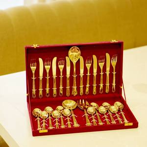 Mejore su experiencia gastronómica con este elegante juego de cubiertos de latón que incluye cuchara, tenedor, cuchillo y palillos, apto para lavavajillas y horno. - Product Image 6