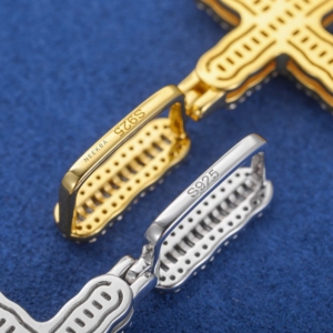 Pendentif croix en moissanite taille baguette, petit modèle, en argent sterling 925, fabriqué à la main par des artisans très qualifiés - Product Image 6