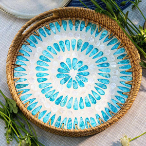 Plateau de service rond en rotin avec incrustation de nacre |   Plateau en mosaïque tissé à la main, plateau décoratif en osier laqué, panier à nourriture (noir) - Product Image 1