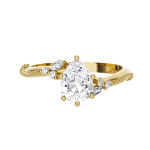 แหวนทองคำ 14KT สีเหลือง ประดับเพชรทรงลูกแพร์ 1.5 กะรัต เพาะเลี้ยงในห้องปฏิบัติการ พร้อมเพชรข้างทองคำสีเหลือง แหวนเจ้าสาว - Product Image 1