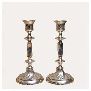 Paire de chandeliers en métal argenté, grands, pour bougies coniques, avec base évasée et tige facetée - Product Image 2