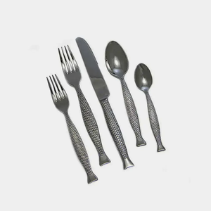 Ensemble de couverts en métal de qualité supérieure, compatible lave-vaisselle, pour un entretien facile et une brillance durable. - Product Image 1