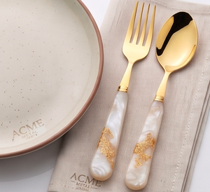ชุดช้อนส้อมทอง ACME พร้อมด้ามจับเรซิ่นลายมุก ขัดเงาอย่างดี หรูหราทันสมัย เหมาะสำหรับโต๊ะอาหารและงานแต่งงาน - Product Image 1