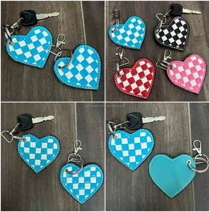 Porte-clés tendance personnalisé à motif à carreaux turquoise et blanc, porte-clés en cuir façonné à la main en forme de cœur pour cadeaux et accessoires - Product Image 3