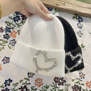 Bonnet en laine jacquard rayé fait main « Petit Diable », crocheté, chaud et confortable pour l'hiver - Product Image 4