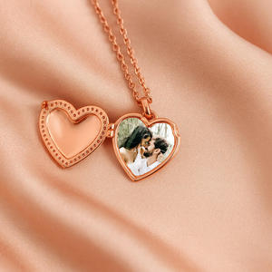 Colgante de Corazón con Foto Personalizada, Grabable, Collar con Imagen Personalizada, Chapado en Oro con Moissanita, Unisex - Product Image 1